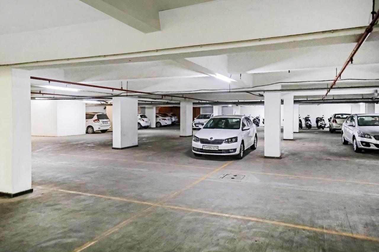 Hotel Gokul Solitaire, Surat Bhatha Ngoại thất bức ảnh