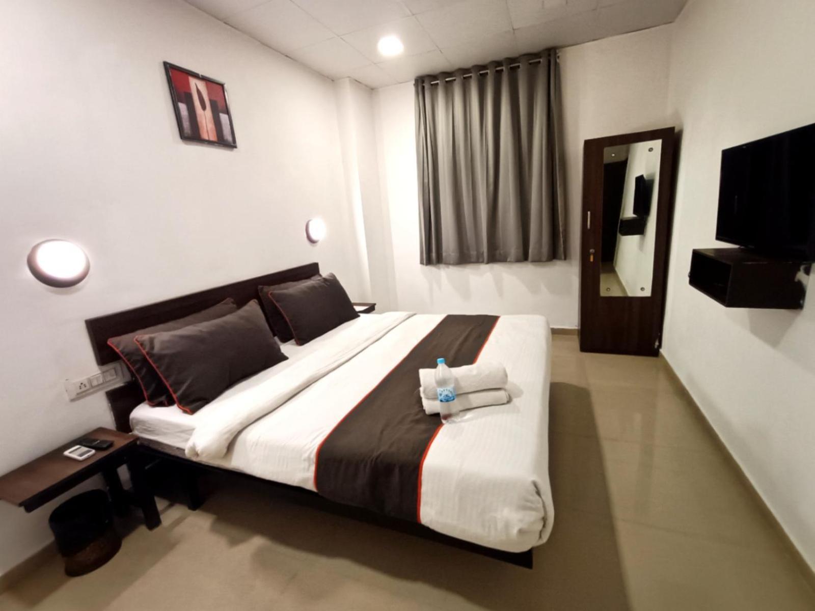 Hotel Gokul Solitaire, Surat Bhatha Ngoại thất bức ảnh