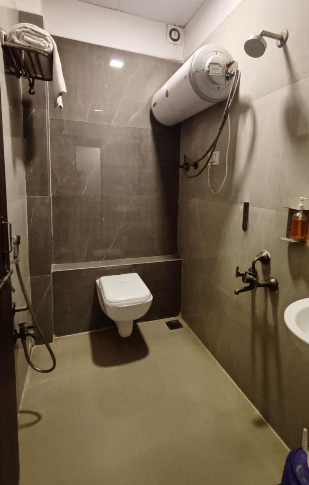 Hotel Gokul Solitaire, Surat Bhatha Ngoại thất bức ảnh