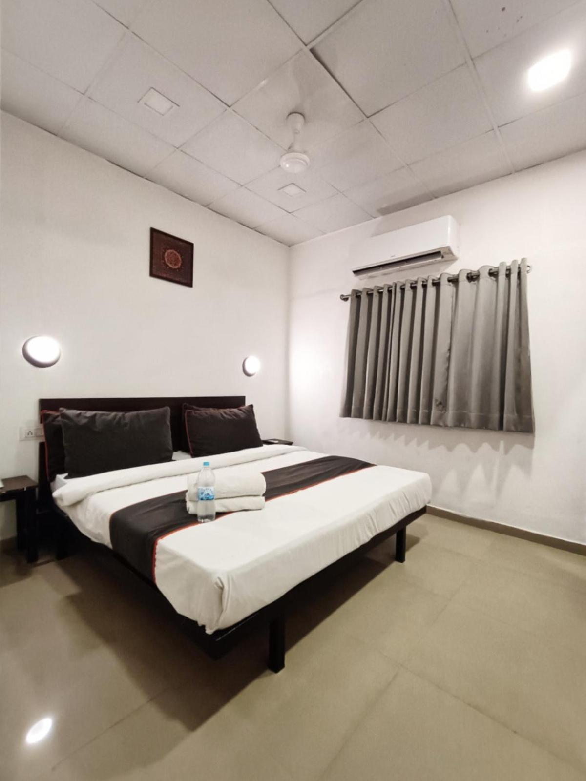 Hotel Gokul Solitaire, Surat Bhatha Ngoại thất bức ảnh