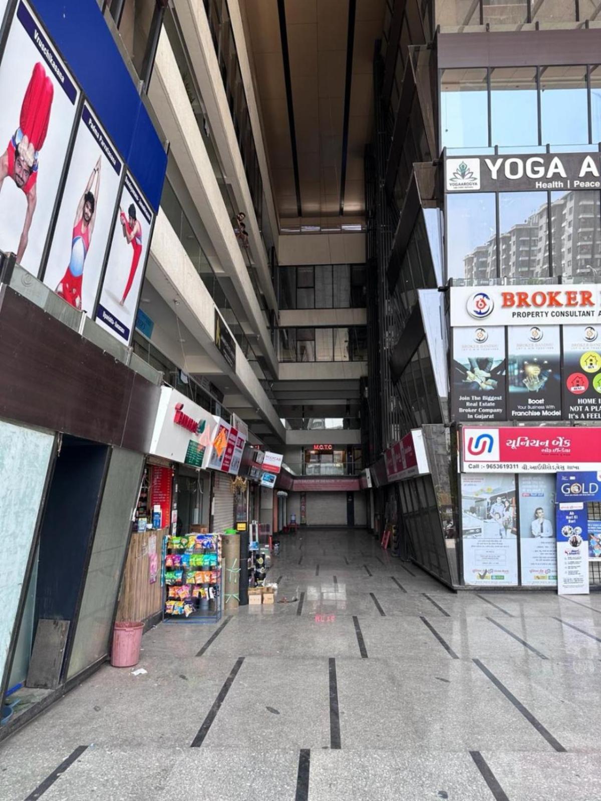 Hotel Gokul Solitaire, Surat Bhatha Ngoại thất bức ảnh
