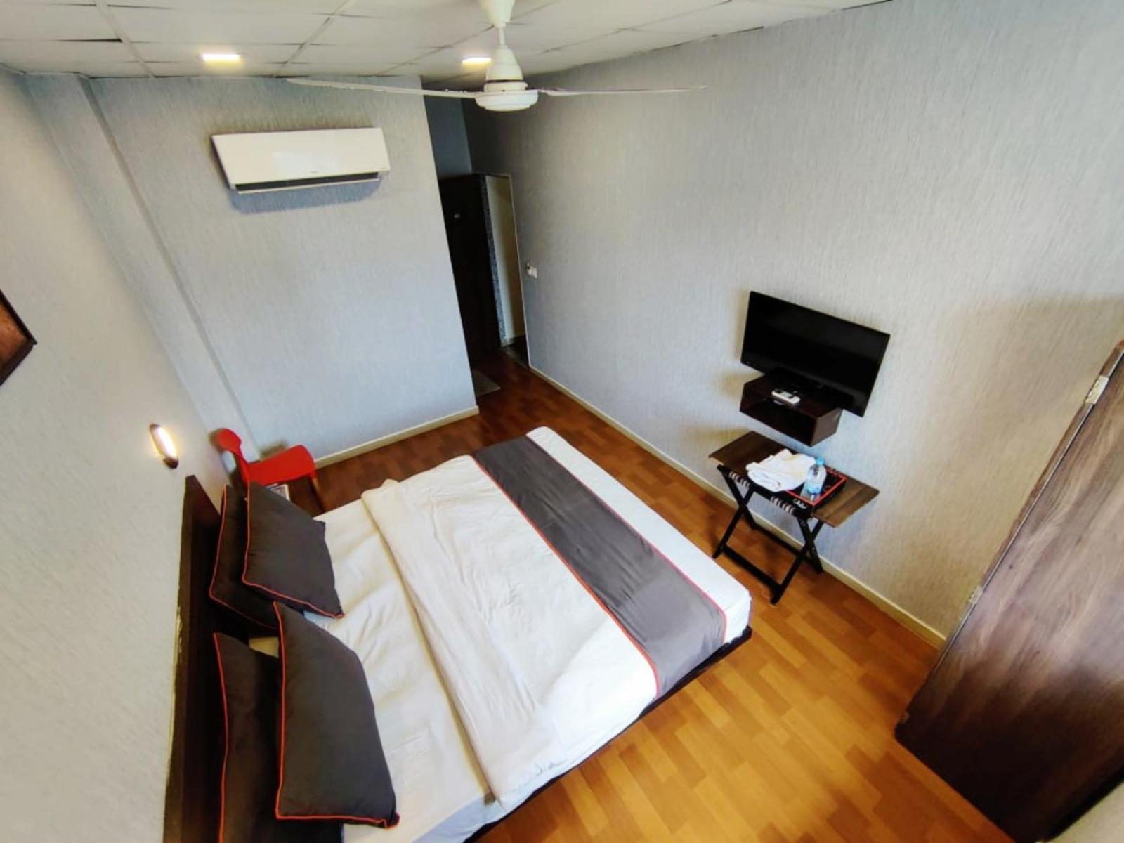 Hotel Gokul Solitaire, Surat Bhatha Ngoại thất bức ảnh