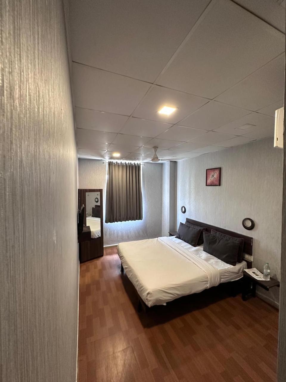 Hotel Gokul Solitaire, Surat Bhatha Ngoại thất bức ảnh
