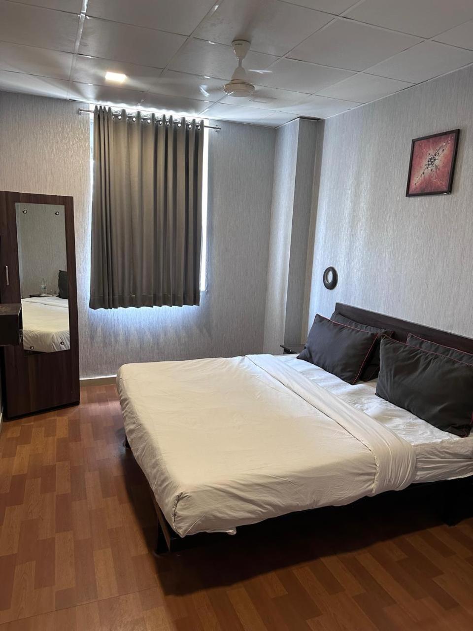 Hotel Gokul Solitaire, Surat Bhatha Ngoại thất bức ảnh