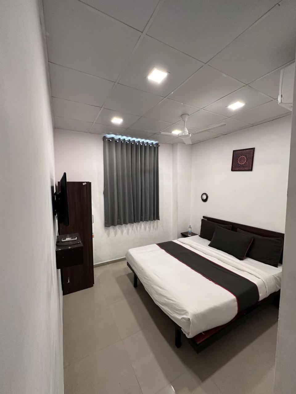 Hotel Gokul Solitaire, Surat Bhatha Ngoại thất bức ảnh