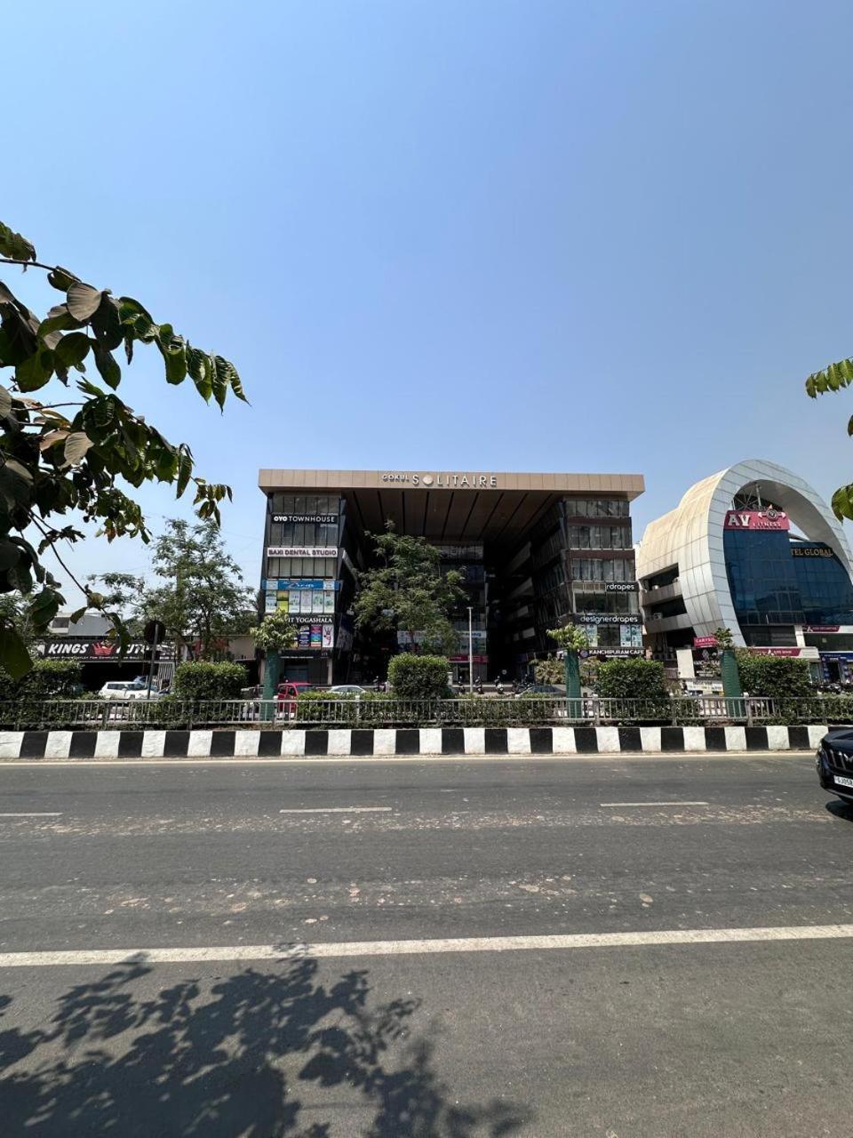 Hotel Gokul Solitaire, Surat Bhatha Ngoại thất bức ảnh